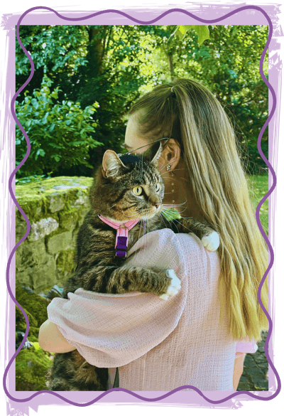 Daisy und Mama an der Leine